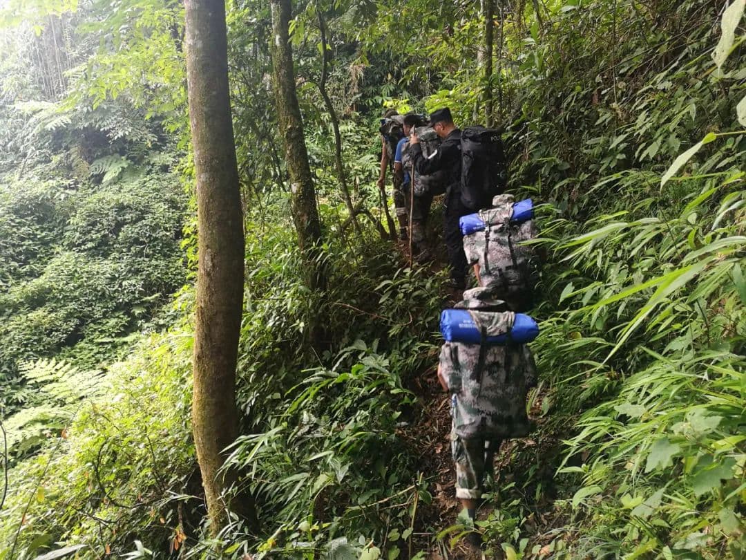 巡护员在险峻山区工作